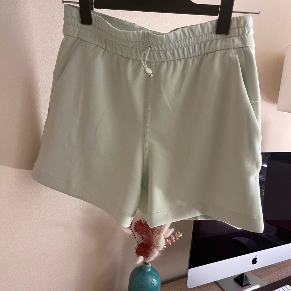 Lululemon Softstreme High-Rise Short 4", Size 6